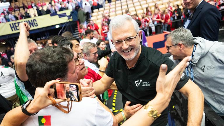Handball-Männer-EM: Portugals Trainer Paulo Jorge Pereira jubelt