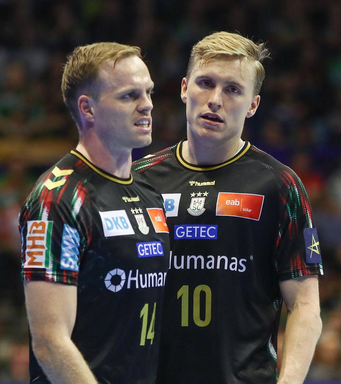 Spieler Omar Ingi Magnusson  (14) , Gisli Thorgeir Kristjansson (10) des SC Magdeburg