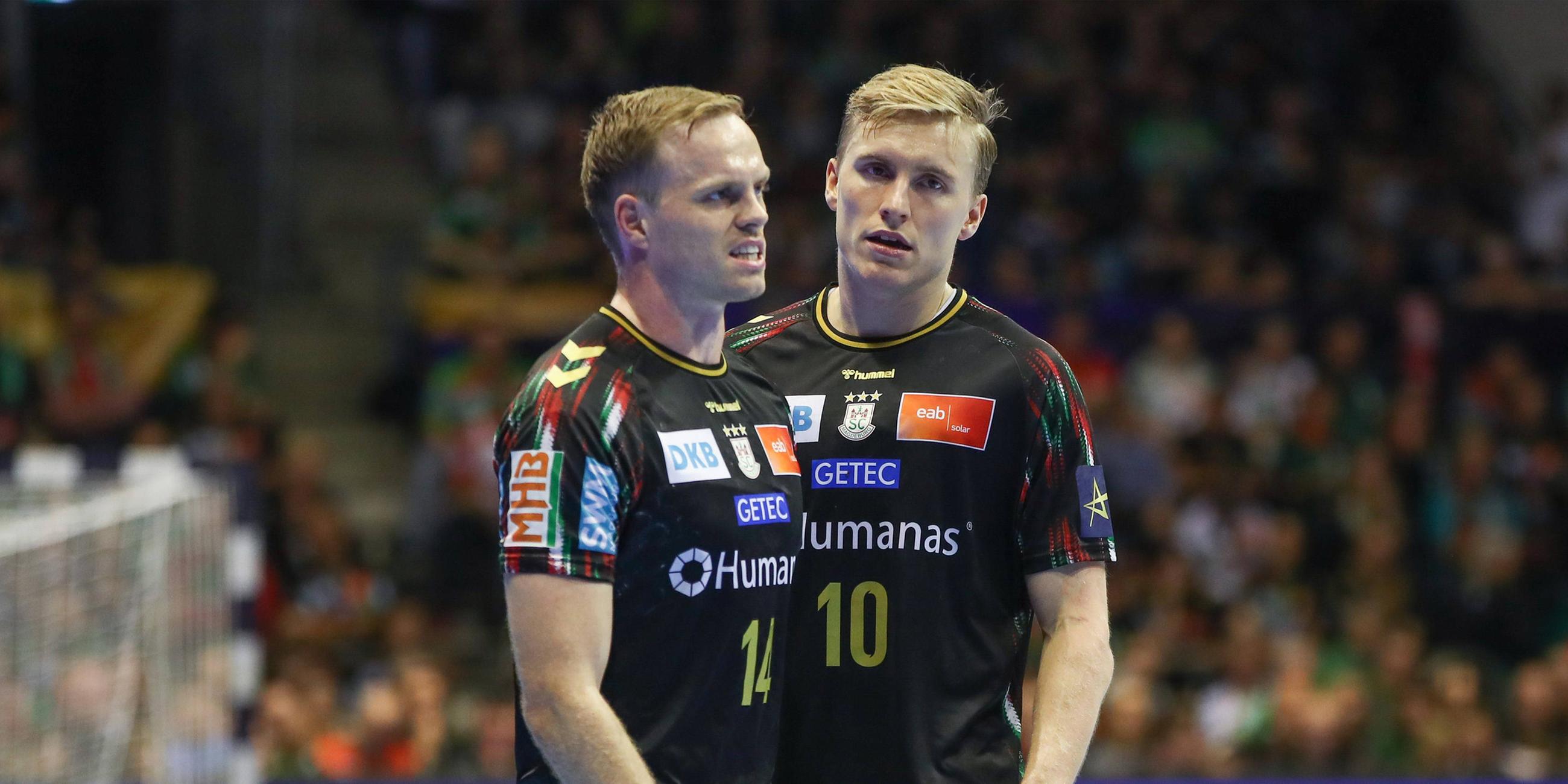 Spieler Omar Ingi Magnusson  (14) , Gisli Thorgeir Kristjansson (10) des SC Magdeburg