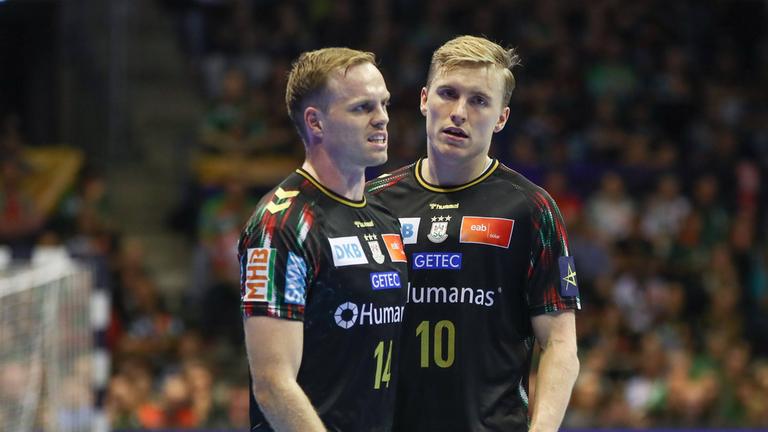 Spieler Omar Ingi Magnusson  (14) , Gisli Thorgeir Kristjansson (10) des SC Magdeburg