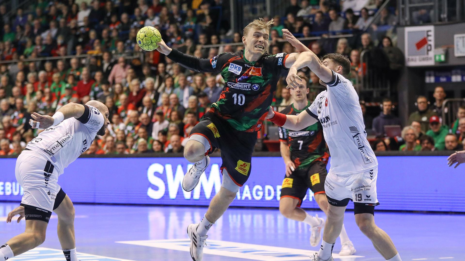 Gisli Thorgeir Kristjansson (Magdeburg) wirft auf das Tor.