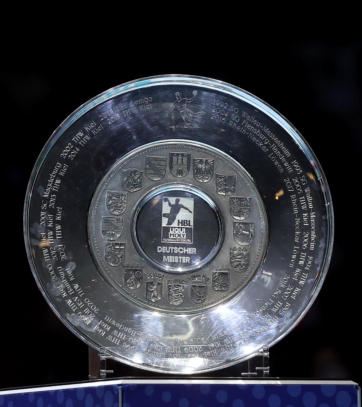 12.06.2022, Sachsen-Anhalt, Magdeburg: Die Meisterschale im Handball ist vor der Ehrung zu sehen.