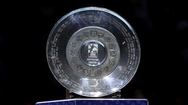 12.06.2022, Sachsen-Anhalt, Magdeburg: Die Meisterschale im Handball ist vor der Ehrung zu sehen.
