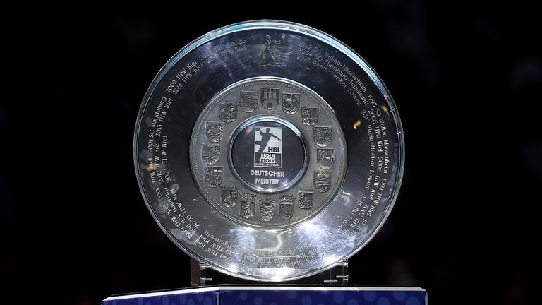 12.06.2022, Sachsen-Anhalt, Magdeburg: Die Meisterschale im Handball ist vor der Ehrung zu sehen.