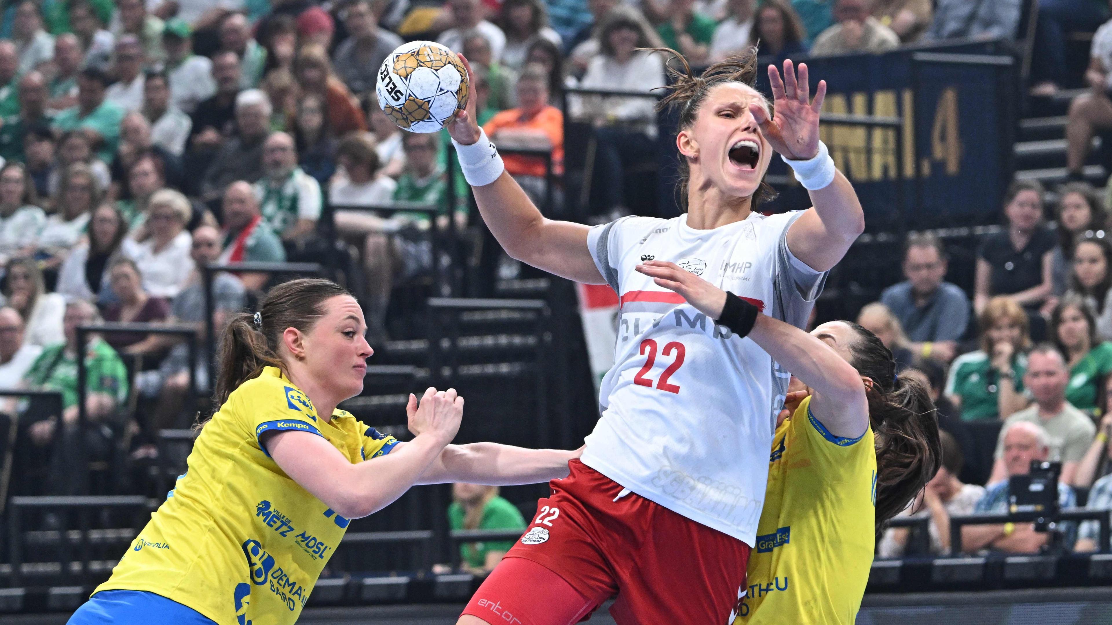 Bietigheims Xenia Smits (m.) wirft auf das Tor am 01.06.24.