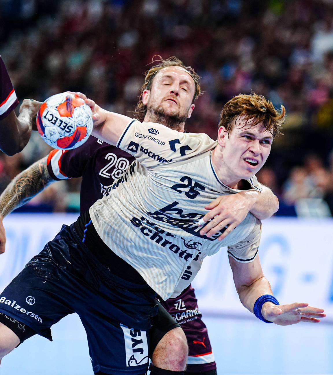 Montpelliers Valentin Porte und Flensburgs Lukas Joergensen kämpfen um den Ball beim Spiel am 25.05.2025.
