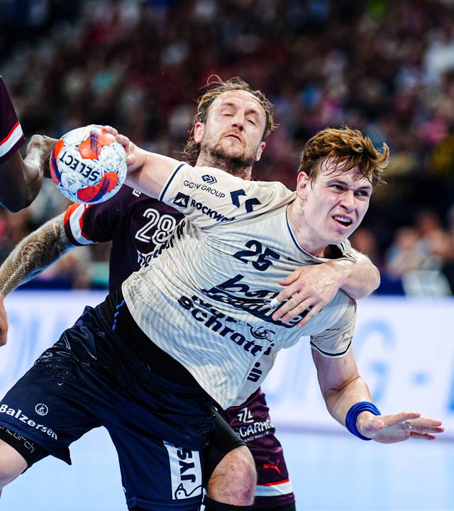 Montpelliers Valentin Porte und Flensburgs Lukas Joergensen kämpfen um den Ball beim Spiel am 25.05.2025.