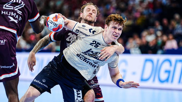 Montpelliers Valentin Porte und Flensburgs Lukas Joergensen kämpfen um den Ball beim Spiel am 25.05.2025.