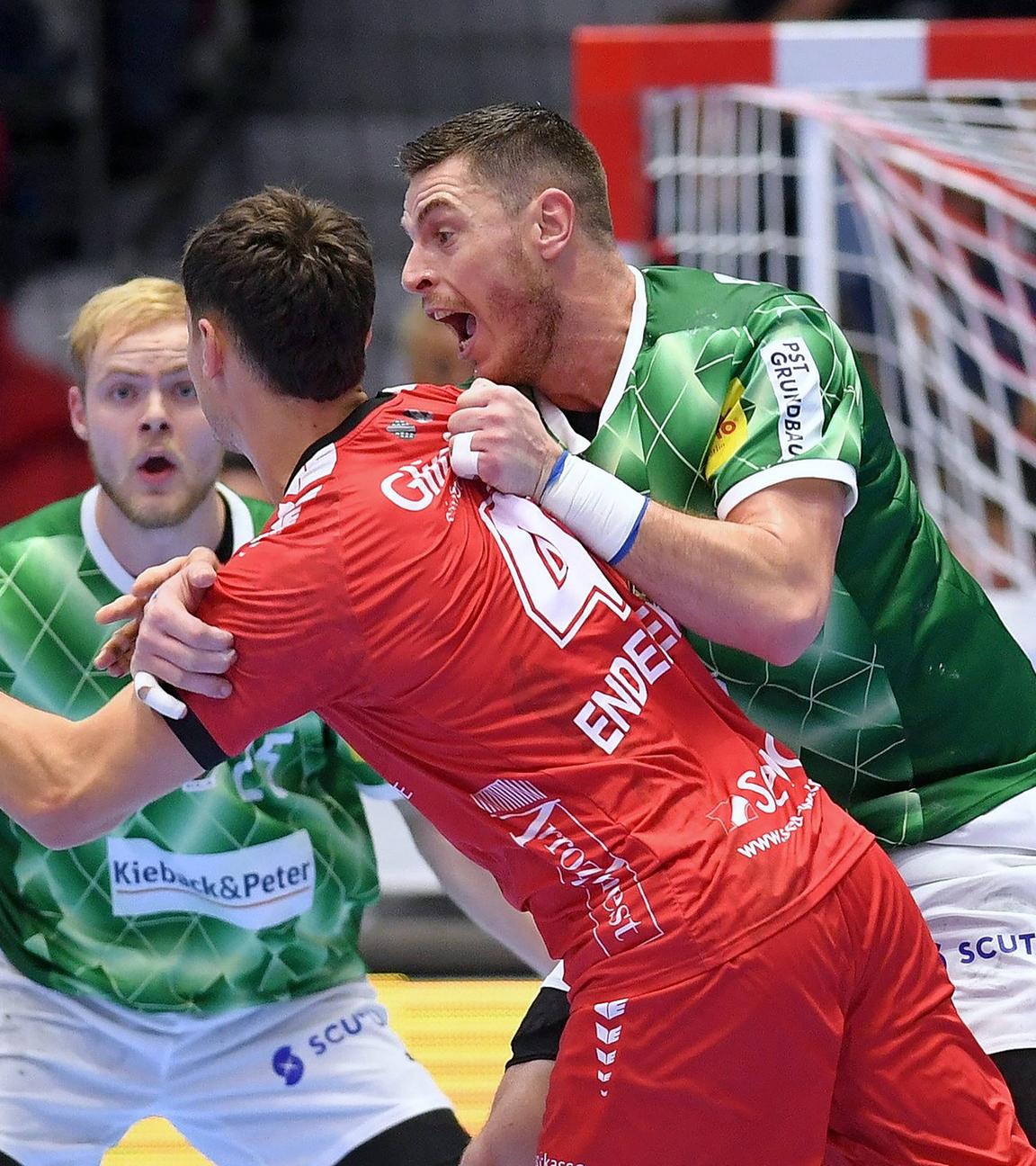 Nikolaj Enderleit (MT Melsungen 4) (am Ball), Mijajlo Marsenic (Füchse Berlin 93), Matthes Langhoff (Füchse Berlin 25) (L) , GER, MT Melsungen - Füchse Berlin