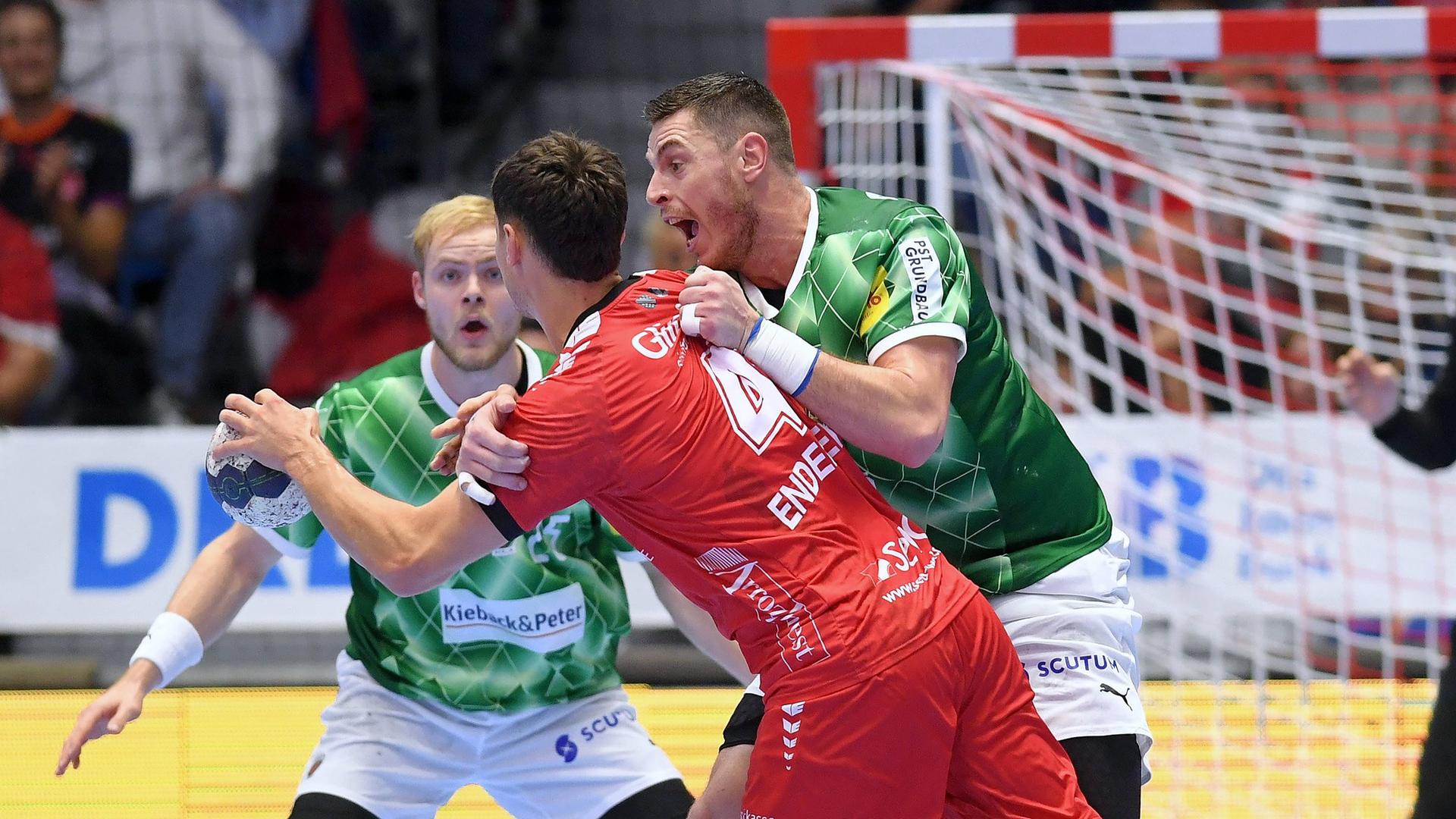 Nikolaj Enderleit (MT Melsungen 4) (am Ball), Mijajlo Marsenic (Füchse Berlin 93), Matthes Langhoff (Füchse Berlin 25) (L) , GER, MT Melsungen - Füchse Berlin