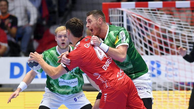 Nikolaj Enderleit (MT Melsungen 4) (am Ball), Mijajlo Marsenic (Füchse Berlin 93), Matthes Langhoff (Füchse Berlin 25) (L) , GER, MT Melsungen - Füchse Berlin