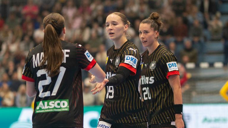 Handball-Nationalspielerin Nieke Kühne (Mitte) und ihre Teamkolleginnen wollen bei der Heim-WM weit kommen.