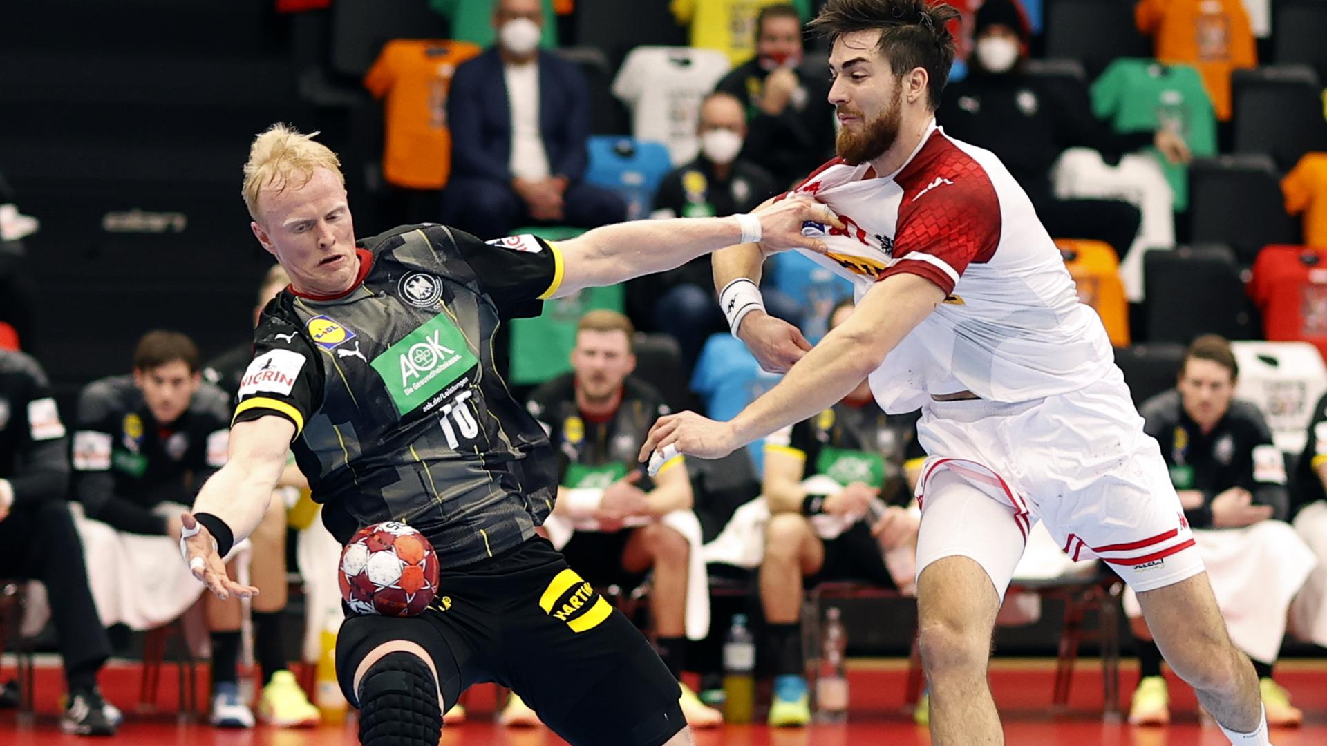 Handball-EM-Qualifikation, Österreich - Deutschland: Sebastian Firnhaber (l.) und Österreichs Boris Zivkovic in Aktion