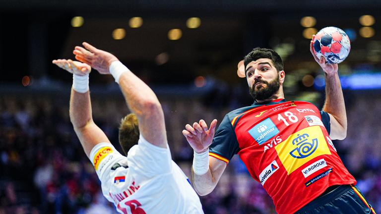 Spaniens Imanol Garciandia wirft ein Tor während der Handball Europameisterschaft 2026.