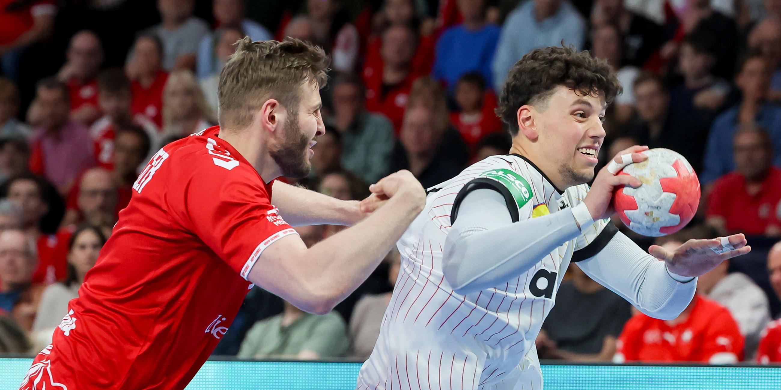 Samuel Roethlisberger (Switzerland) und Marko Grgic (Germany) kämpfen um den Ball.