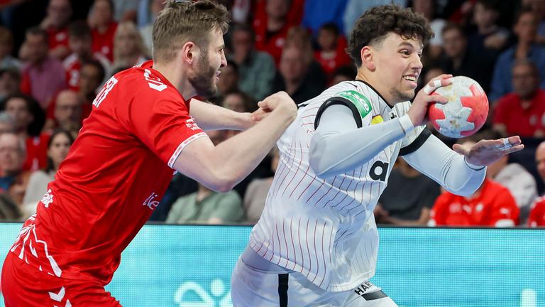 Samuel Roethlisberger (Switzerland) und Marko Grgic (Germany) kämpfen um den Ball.