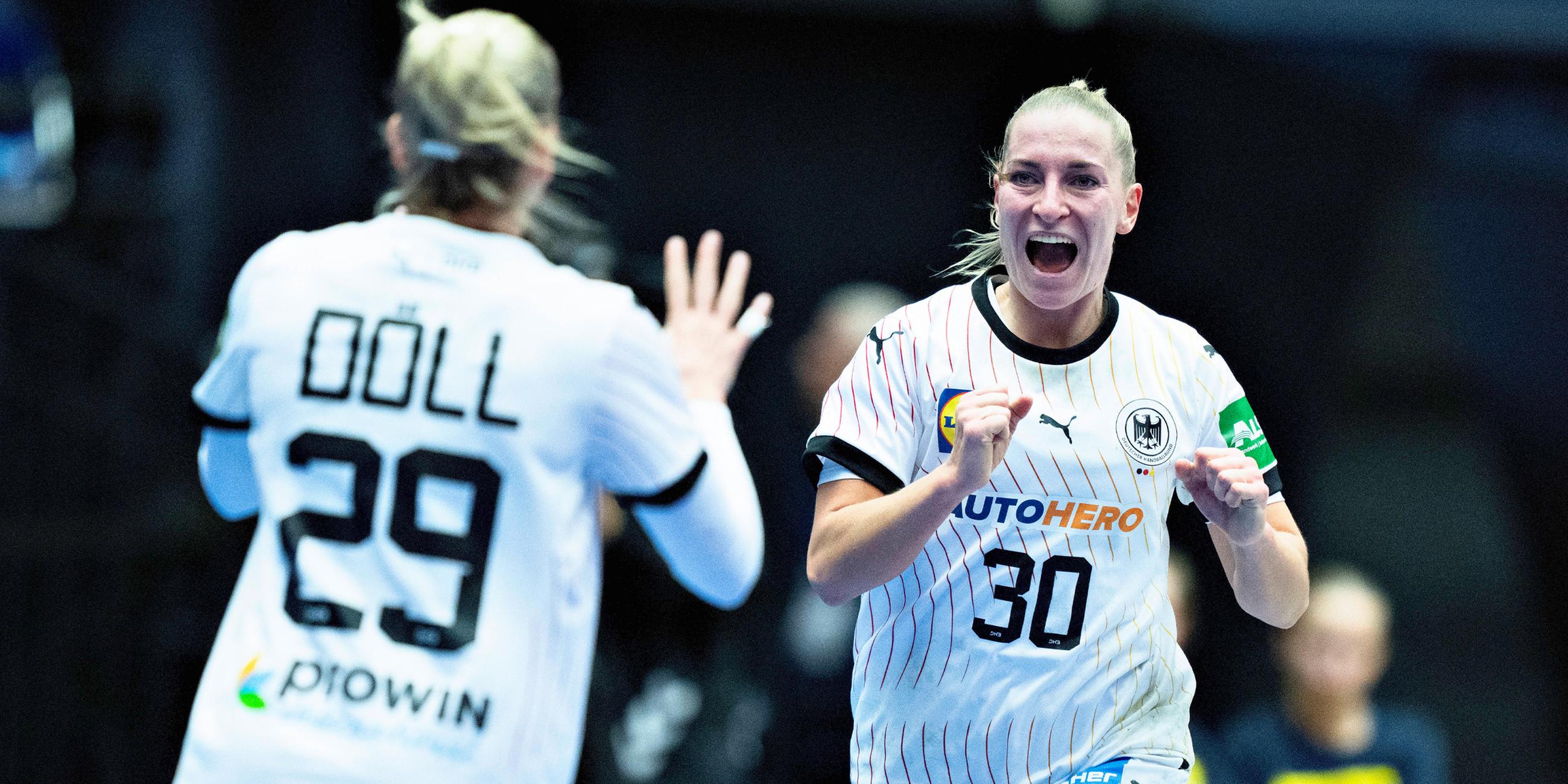 Jenny Behrend (Deutschland) jubelt mit ihrem Team.