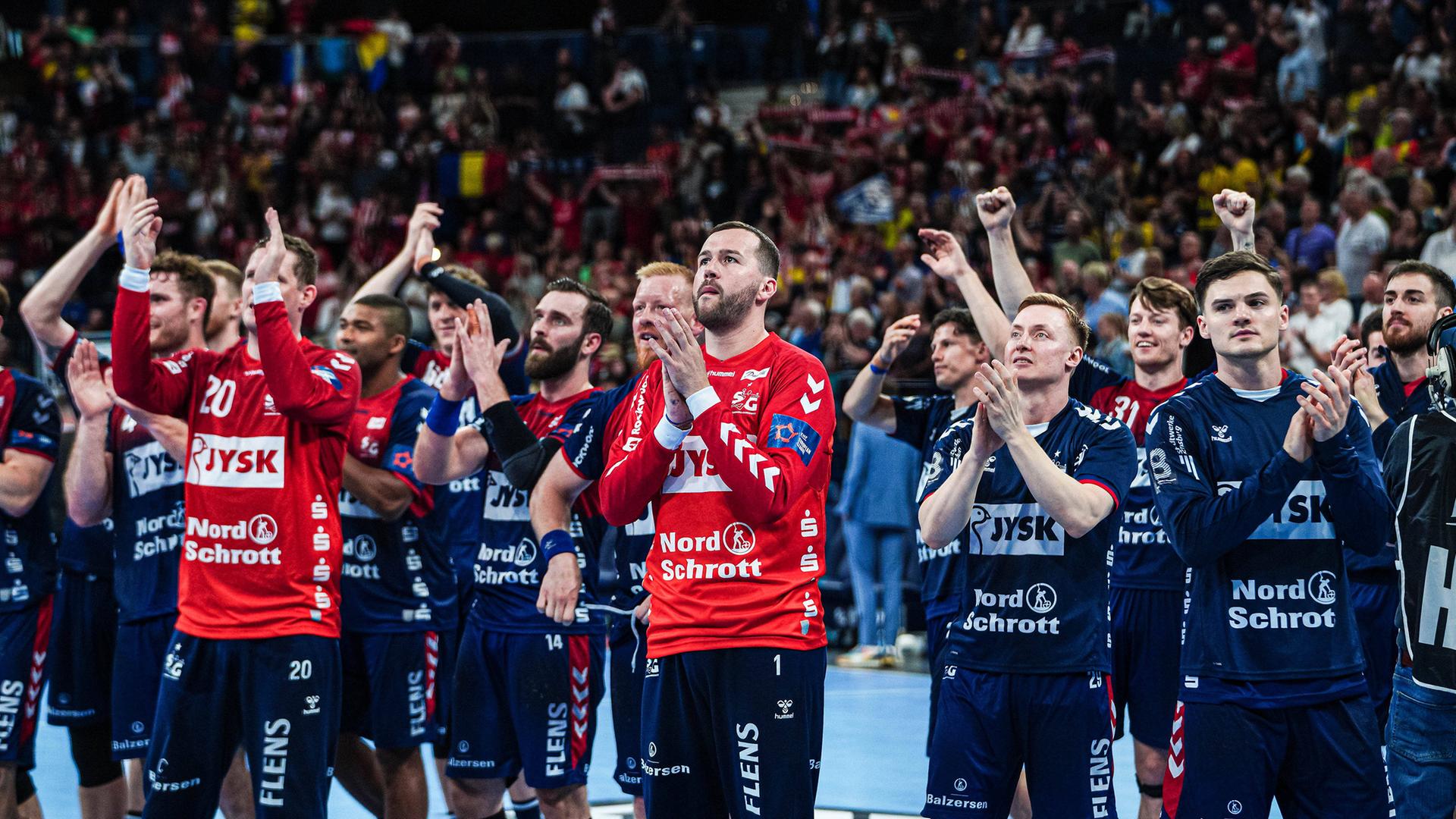 Die Spieler der SG Flensburg-Handewitt jubeln nach dem Spielende mit ihren Fans