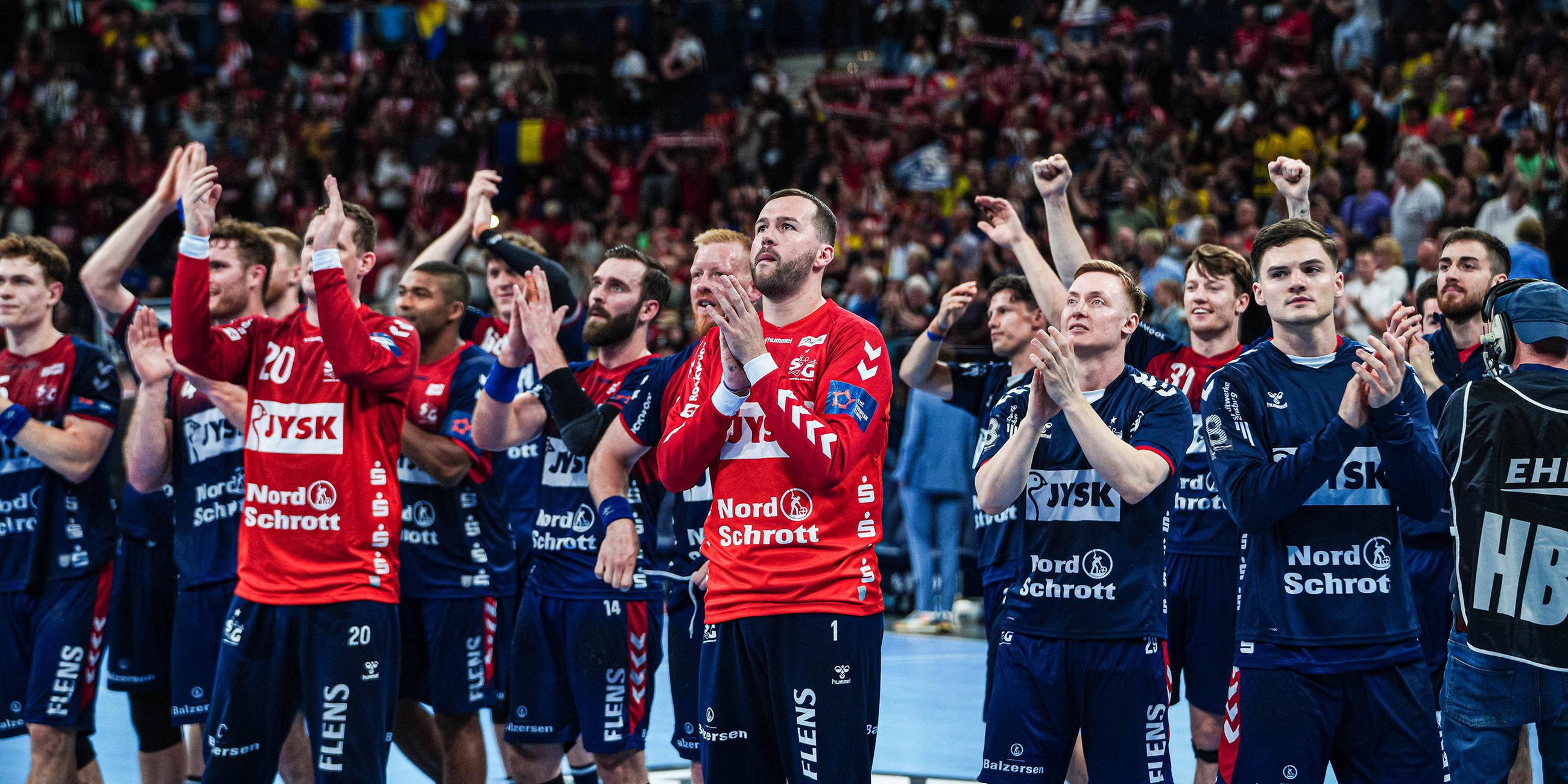Die Spieler der SG Flensburg-Handewitt jubeln nach dem Spielende mit ihren Fans