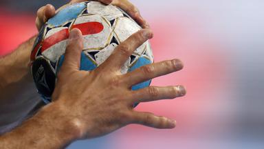 Zwei Hände halten eine Handball der Marke select ultimate