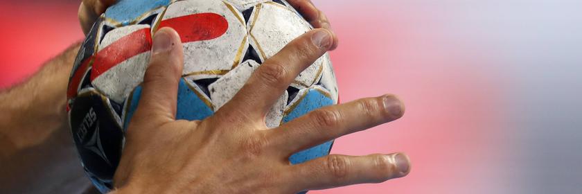 Zwei Hände halten eine Handball der Marke select ultimate