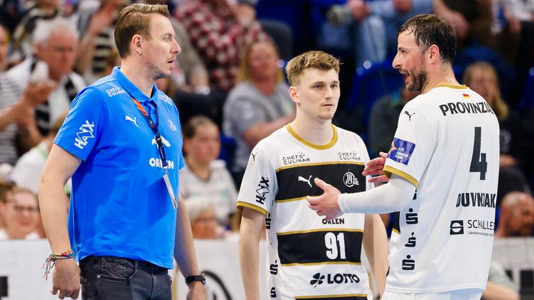 Handball, Kiels Trainer Filip Jicha (l.) spricht mit seinen Spielern Bence Imre (M.) und Domagoj Duvnjak.