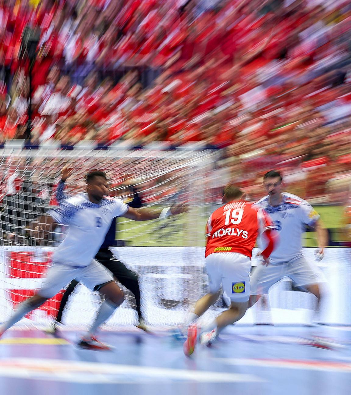 Feature-Bild mit gewollter Unschärfe von der Handball-EM im Spiel Dänemark - Portugal