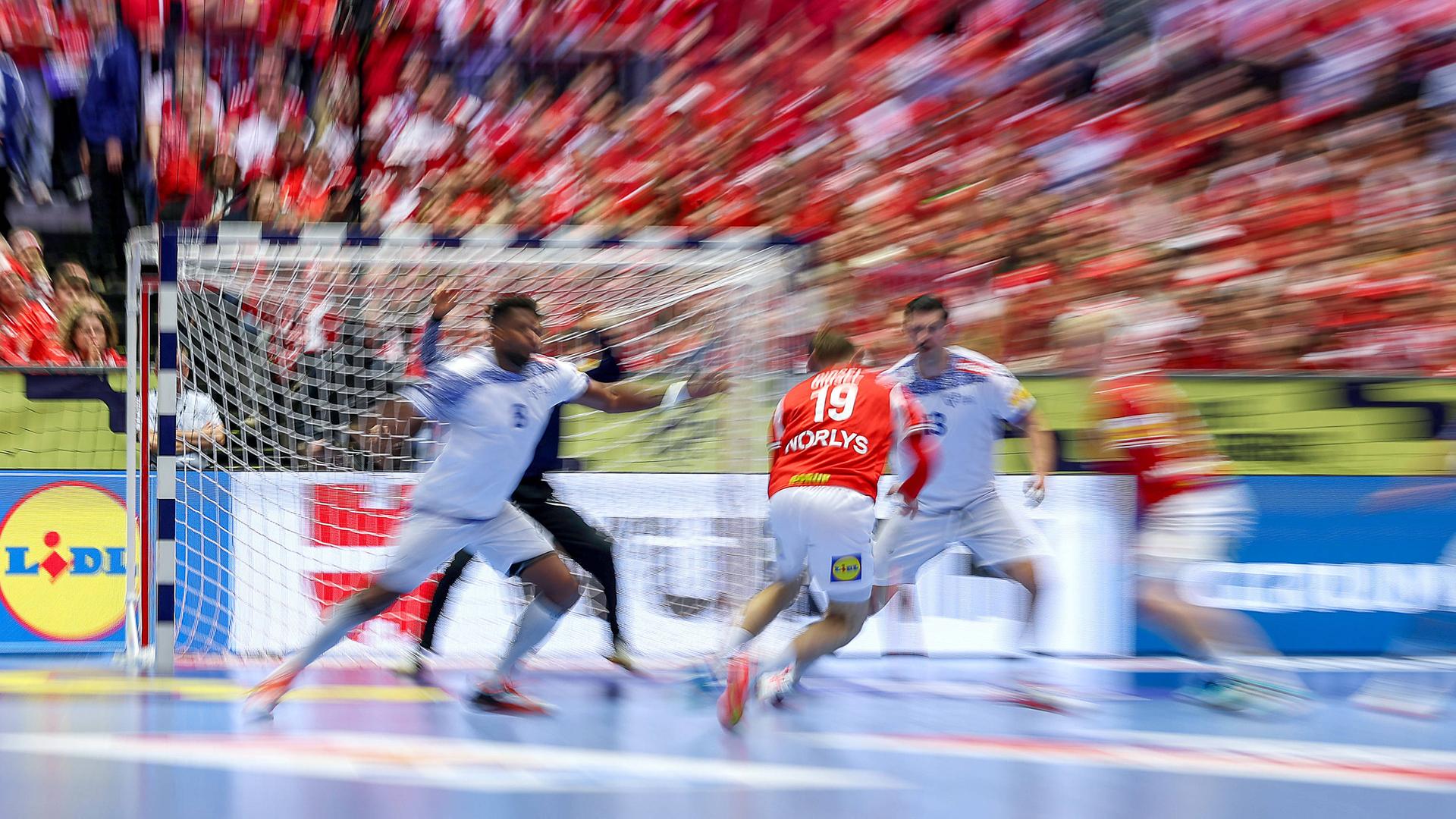 Feature-Bild mit gewollter Unschärfe von der Handball-EM im Spiel Dänemark - Portugal