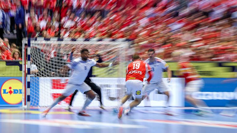 Feature-Bild mit gewollter Unschärfe von der Handball-EM im Spiel Dänemark - Portugal