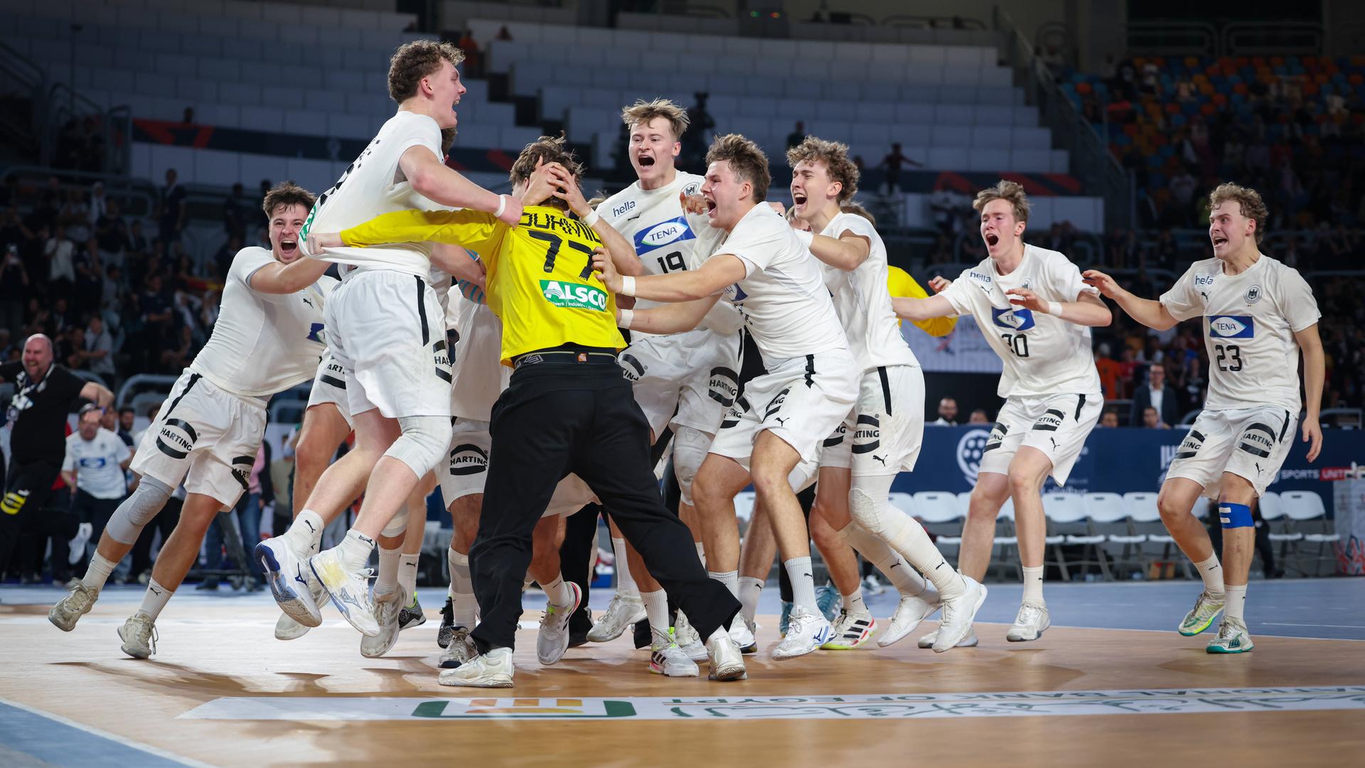 U19-WM, Finale: Deutsche Spieler feiern den Sieg über Spanien.