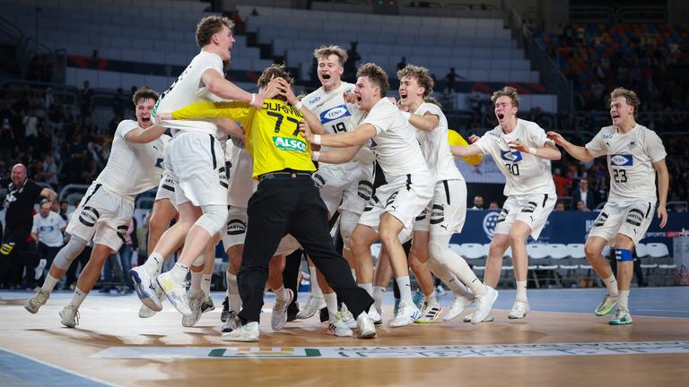 U19-WM, Finale: Deutsche Spieler feiern den Sieg über Spanien.