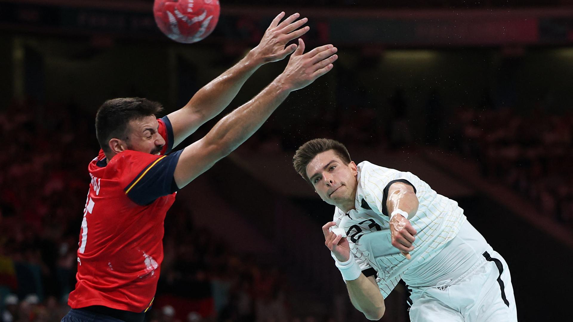 Deutschlands Rechtsverteidiger #23 Renars Uscins (R) in Aktion.