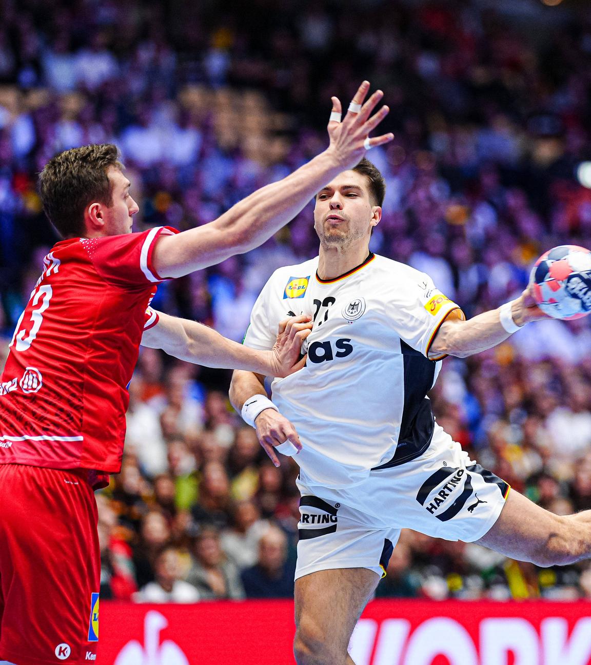 Renars Uscins beim Torwurf aus dem Rückraum