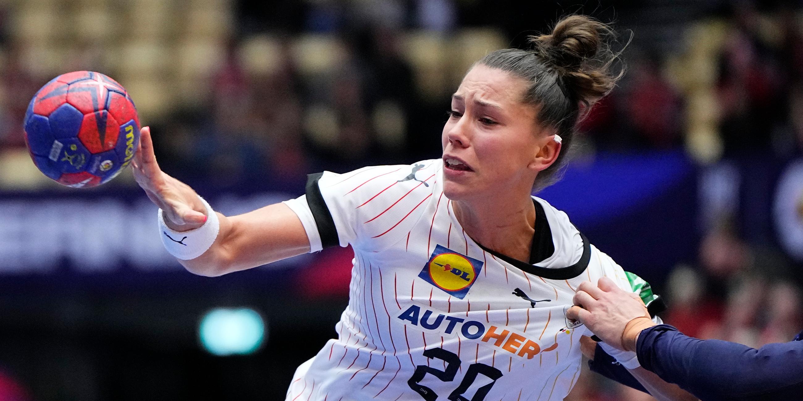 Emily Bolk aus Deutschland, links, in Aktion.