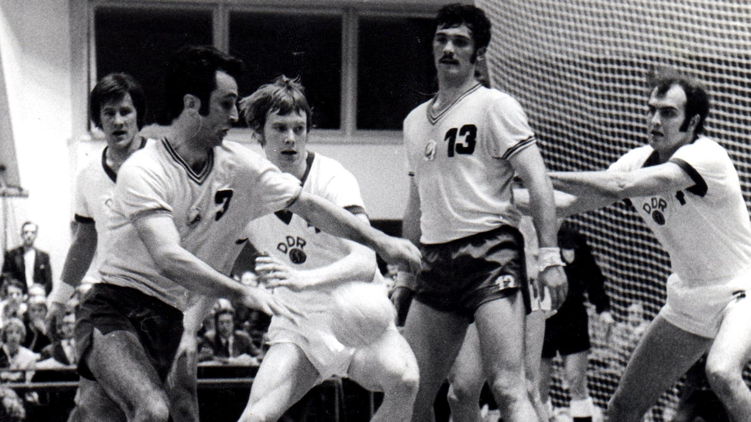  Das Bild zeigt das Endspiel gegen Rumänien (am Ball Spielmacher Gatu) in der Werner-Seelenbinder-Halle.