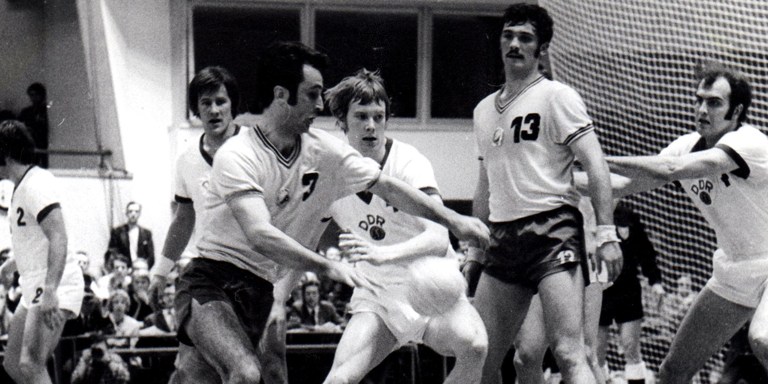  Das Bild zeigt das Endspiel gegen Rumänien (am Ball Spielmacher Gatu) in der Werner-Seelenbinder-Halle.