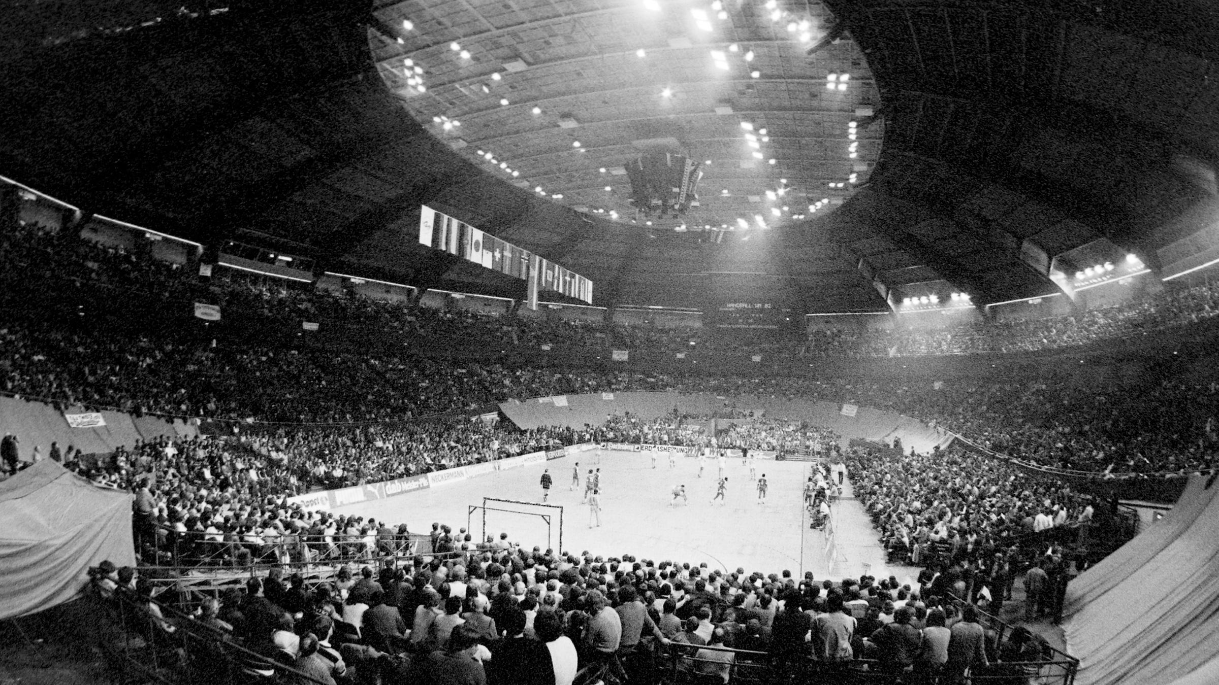 Das Bild zeigt die Dortmunder Westfalenhalle, die als größte Arena der Zeit Platz für 13.000 Fans bot.