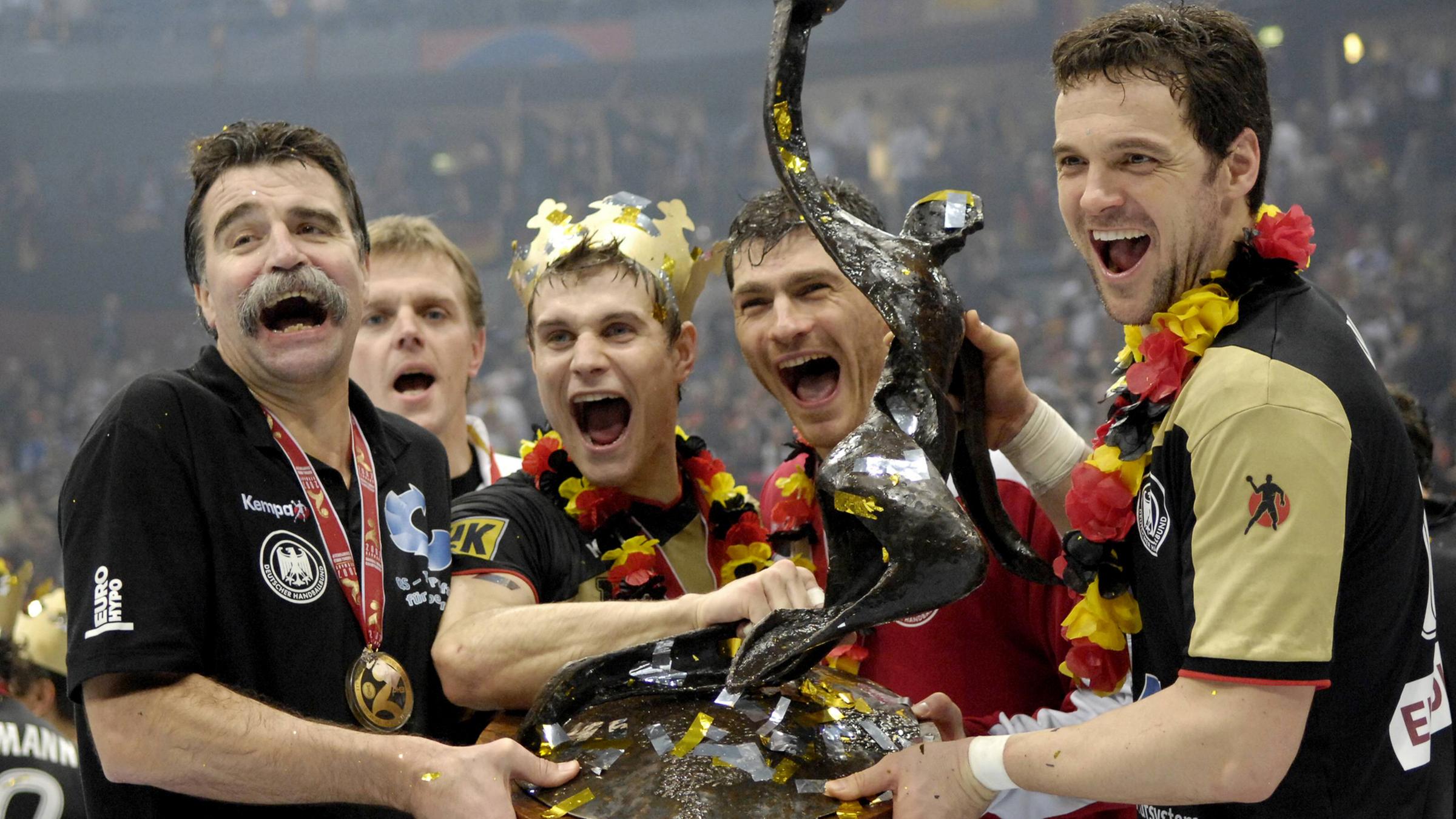 Für Bundestrainer Heiner Brand (links) war es die Krönung, neben ihm feierten Martin Heuberger, Michael Kraus, Fritz und Kapitän das Handballwunder.