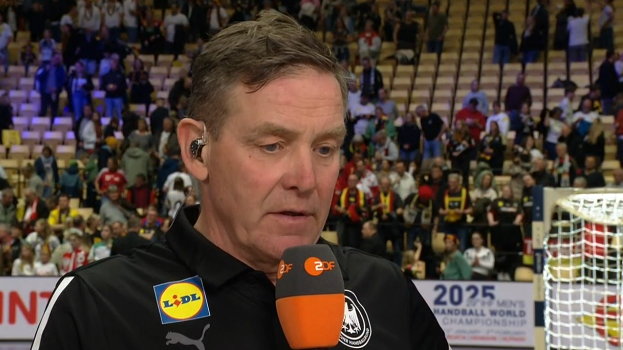 Trainer Alfred Gislason während seiner Analyse.