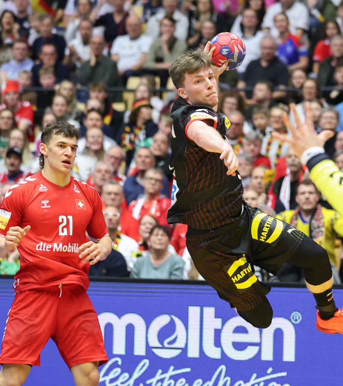 Deutschlands Nils Lichtlein wirft den Ball aufs Schweizer Tor.