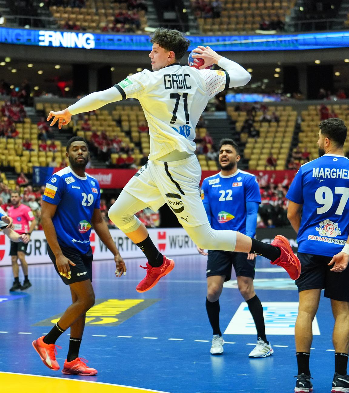 Der deutsche Handballer Marko Grgic wirft auf das tunesische Tor.
