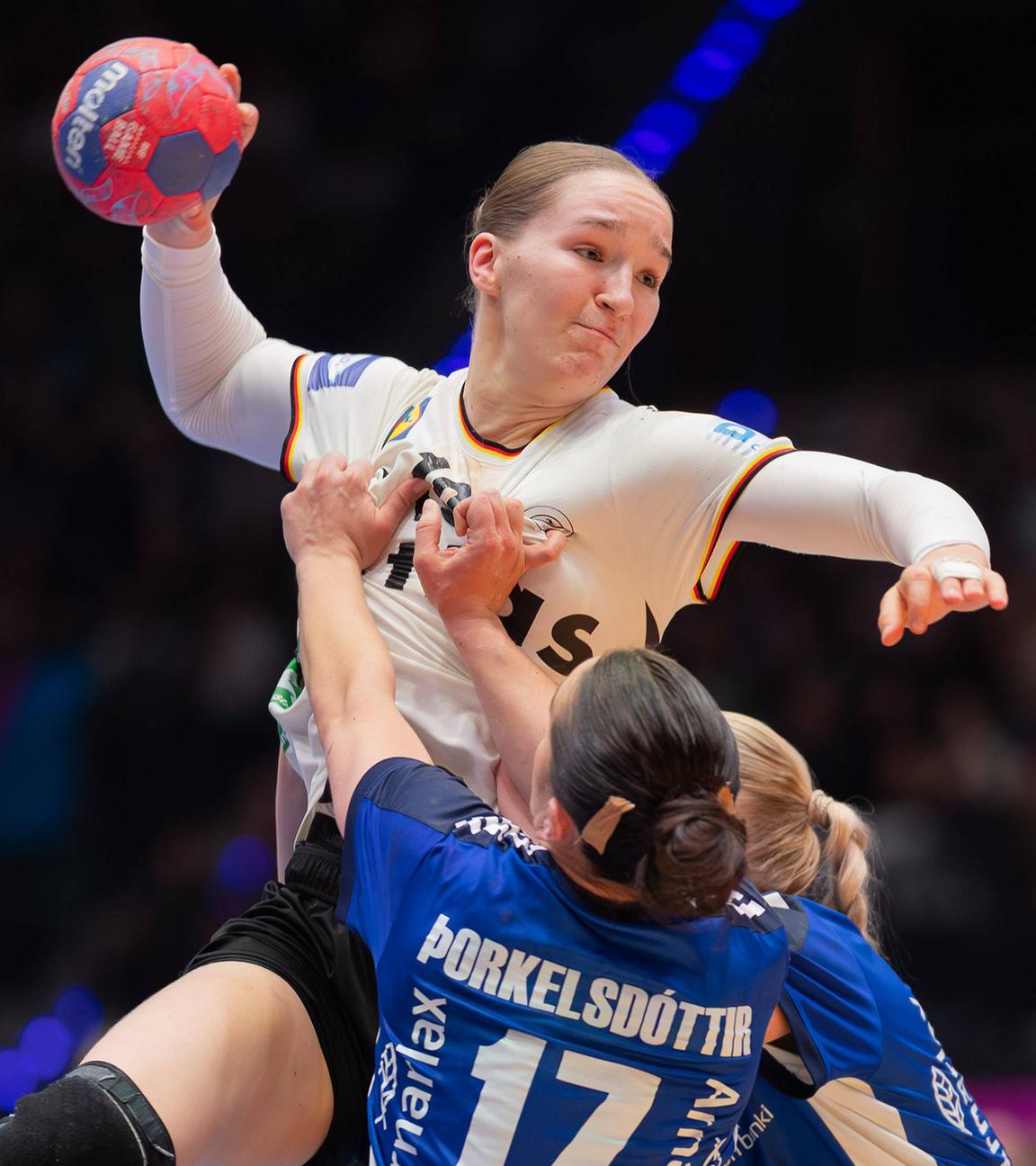 IHF, Handball-WM, Frauen, Deutschland - Island: Nieke Kühne (Deutschland) in Aktion gegen Elin Klara Thorkelsdottir und Alfa Bra Oddsdottir Hagalin (Island).
