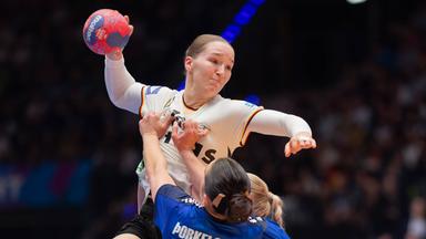 IHF, Handball-WM, Frauen, Deutschland - Island: Nieke Kühne (Deutschland) in Aktion gegen Elin Klara Thorkelsdottir und Alfa Bra Oddsdottir Hagalin (Island).