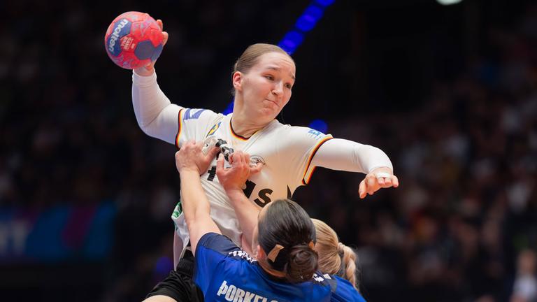 IHF, Handball-WM, Frauen, Deutschland - Island: Nieke Kühne (Deutschland) in Aktion gegen Elin Klara Thorkelsdottir und Alfa Bra Oddsdottir Hagalin (Island).