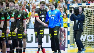 Julian Köster gratuliert Torhüter Andreas Wolff zur Auszeichnung als Spieler der Partie.