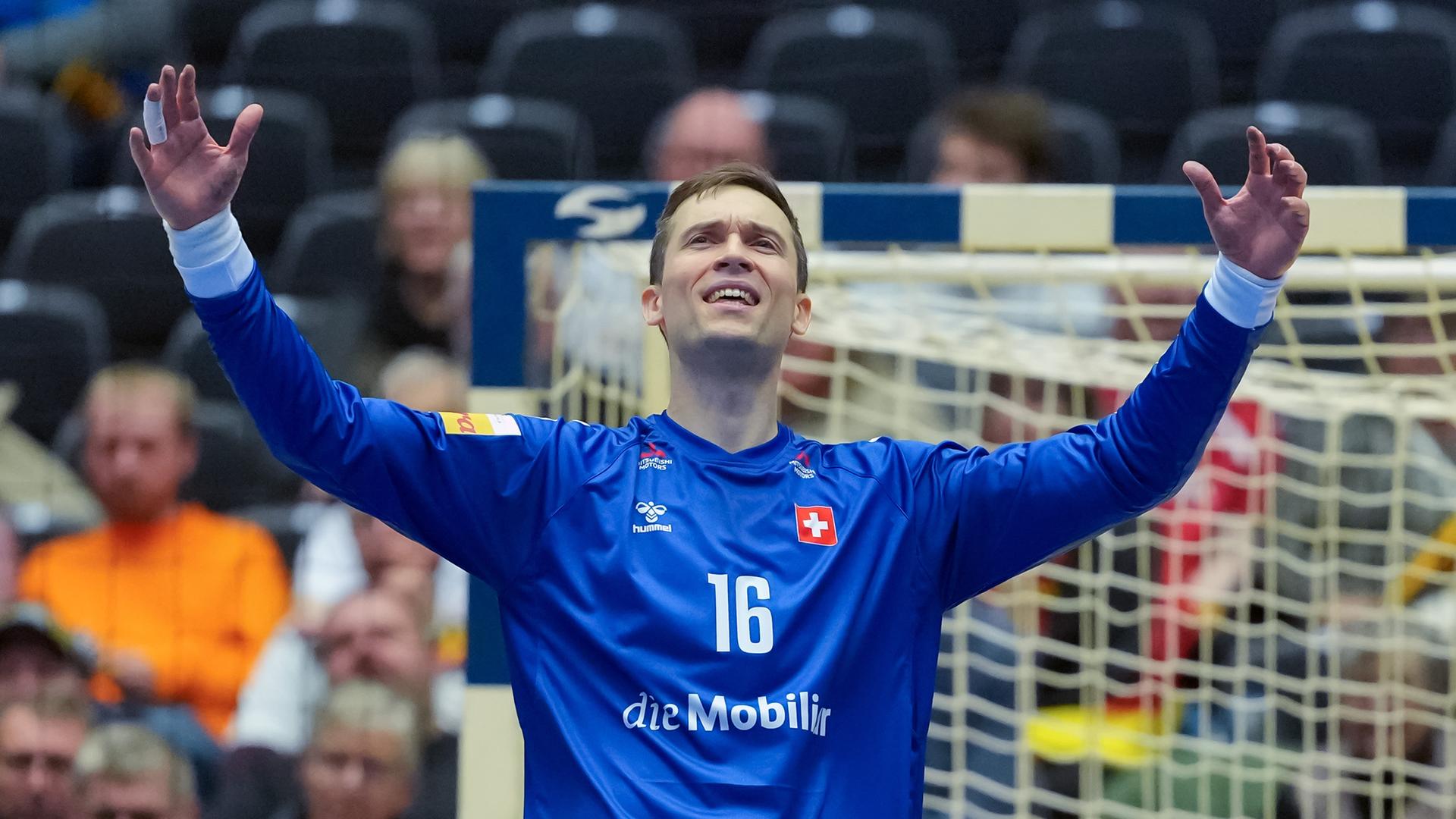 Torhüter Nikola Portner von der Schweiz breitet die Arme aus 