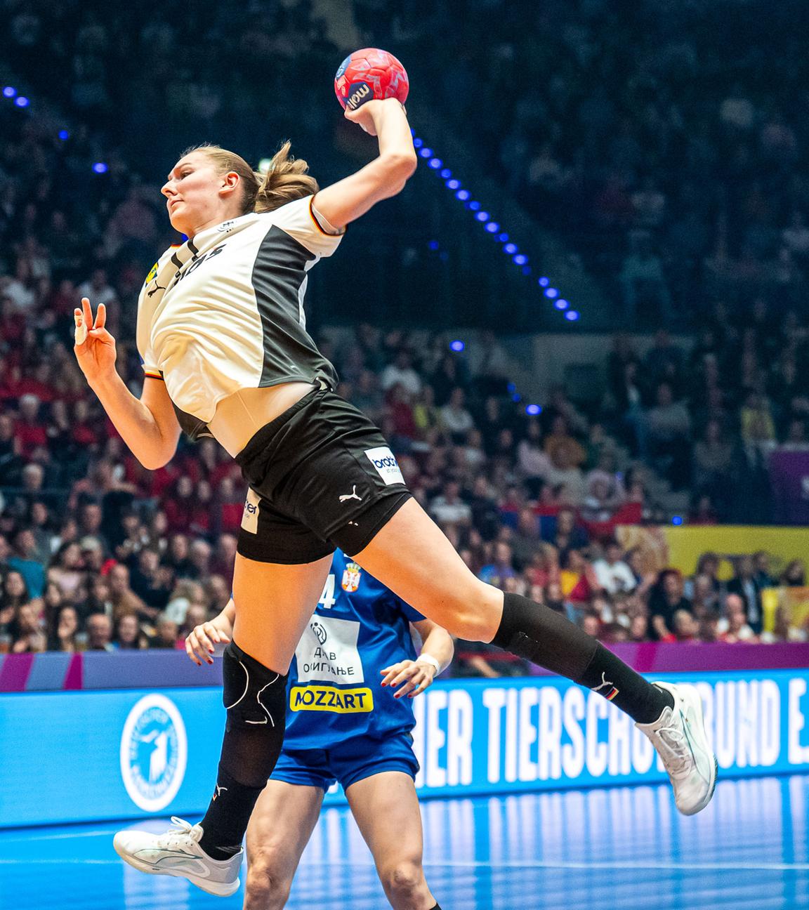 Deutschlands Nationalspielerin Viola Leuchter wirft den Ball im WM-Spiel gegen Serbien auf das gegnerische Tor