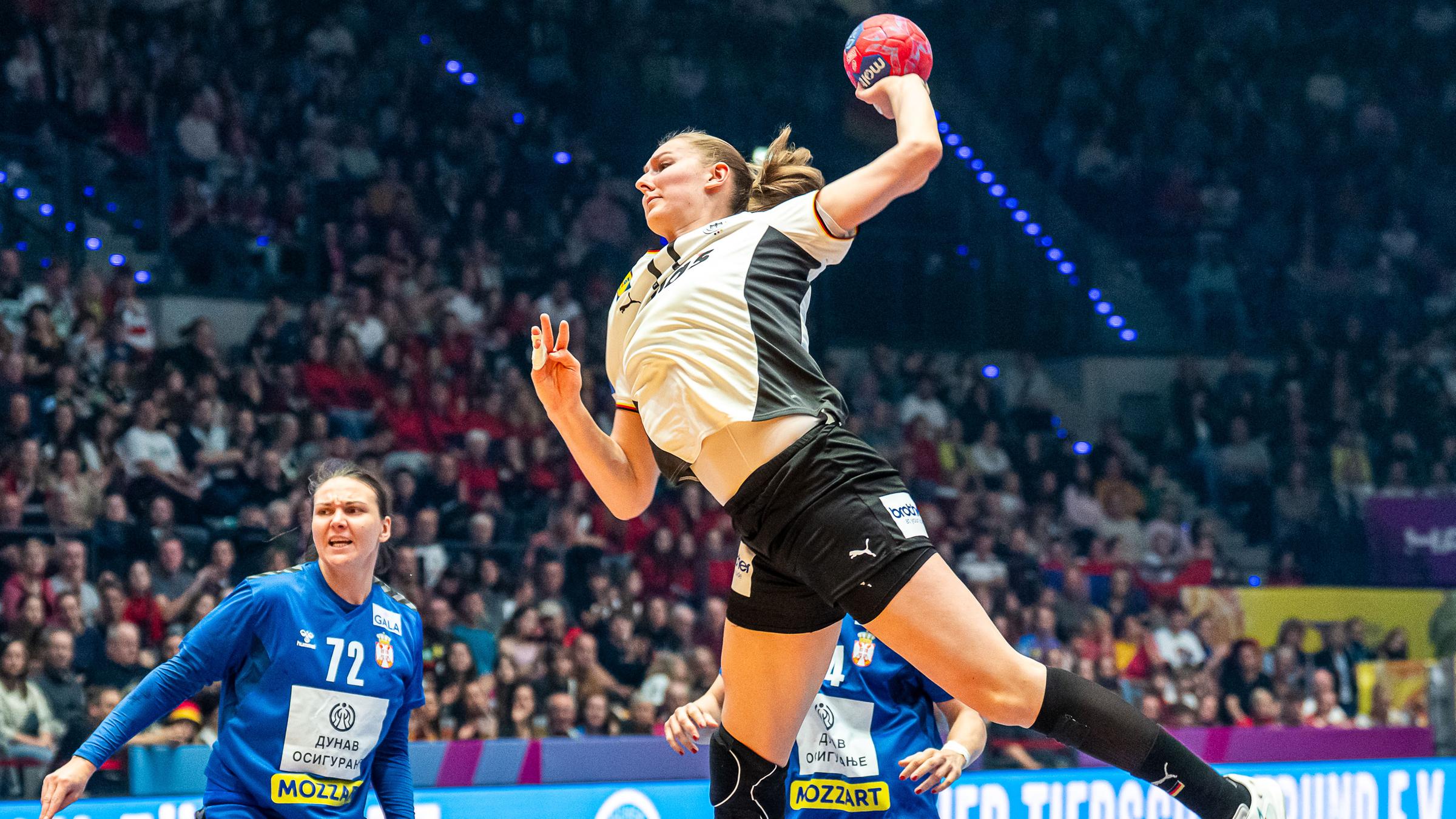 Deutschlands Nationalspielerin Viola Leuchter wirft den Ball im WM-Spiel gegen Serbien auf das gegnerische Tor