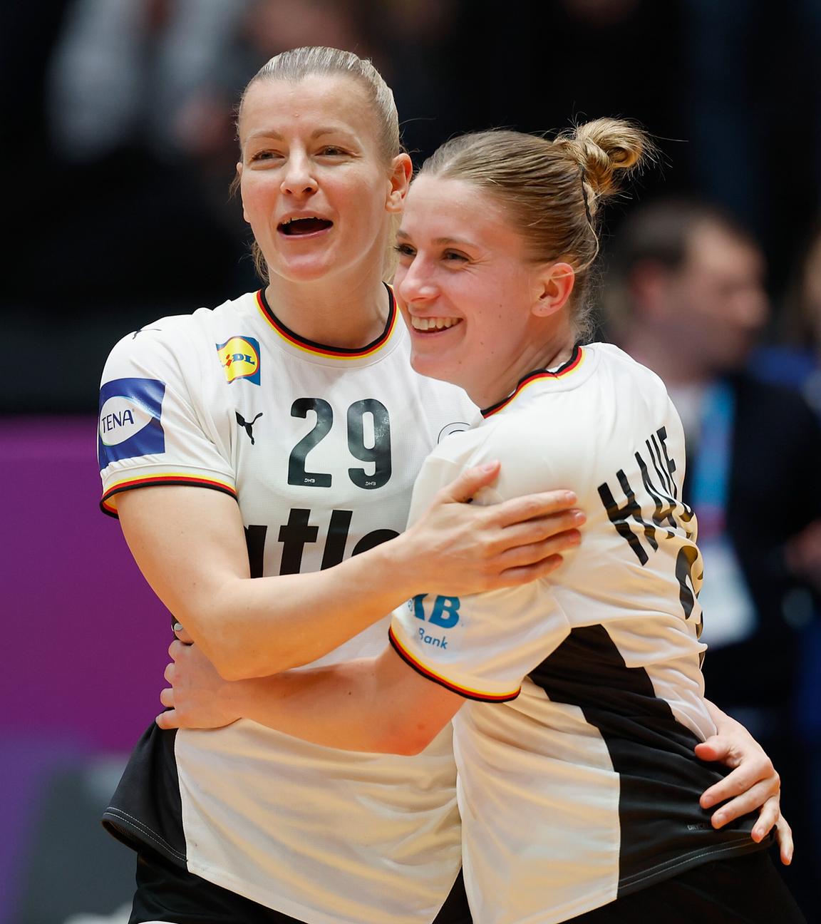 Antje Döll jubelt mit Alexia Hauf