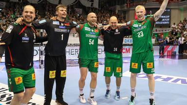 Handballspieler des SC Magdeburg jubeln als frisch gebackene deutsche Meister am 21.05.2026.